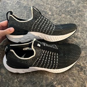 Nike React Phantom Run Flyknit 2 casual running shoe